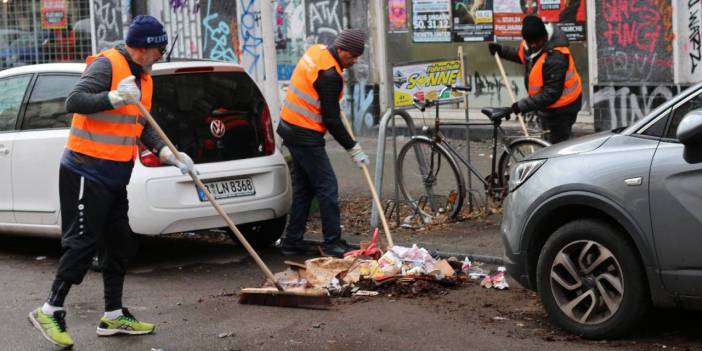 Berlin'de yılbaşı gecesinden kalan çöpleri "tekbir" getirerek temizlediler