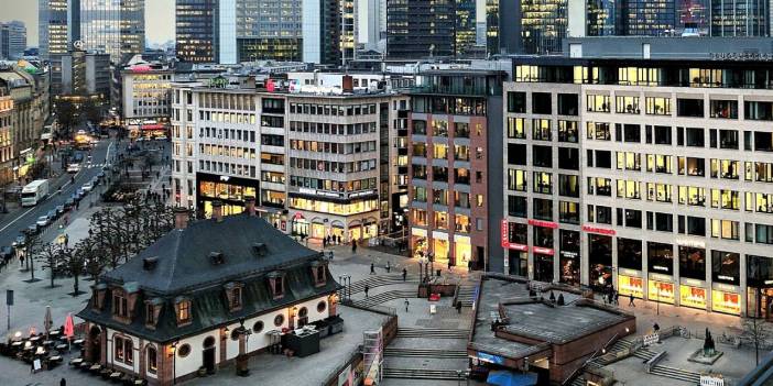 Frankfurt'ta şiddetli patlama: Polis, olay yerinden kaçan şüphelileri arıyor