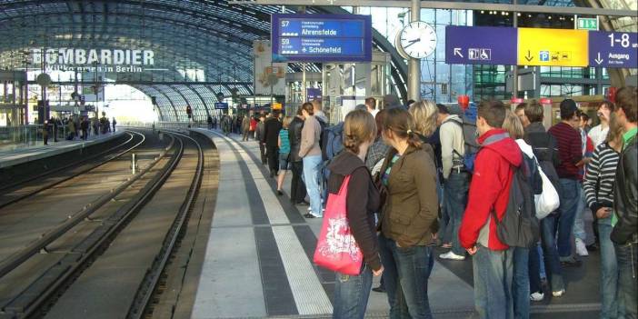 Almanya'da tren istasyonunda bir Türk bavulunu unutunca ortalık karıştı...