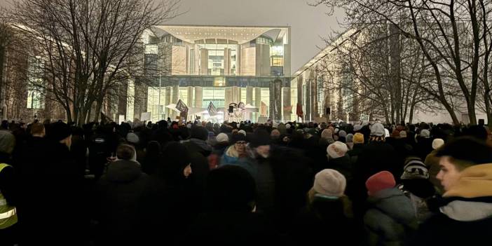 Berlin'de halk sokakta: AfD kapatılsın!