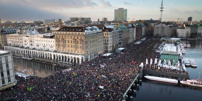 Hamburg sokakları slogan sesleriyle yankılandı: Halk meydana akın etti!