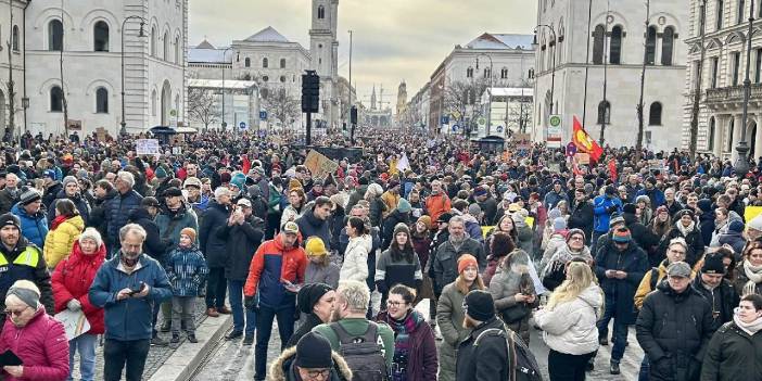 Münih'te 200 bin kişi sokağa çıktı