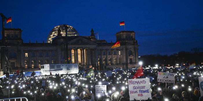 Berlin'de ışıl ışıl protesto