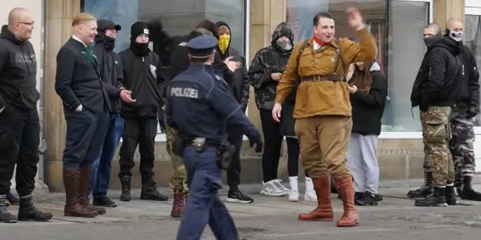 Almanya'da yüz binleri sokaklara döken eylemler Nazileri ürküttü: "Fırtına Birliği" üniformalı provokasyon