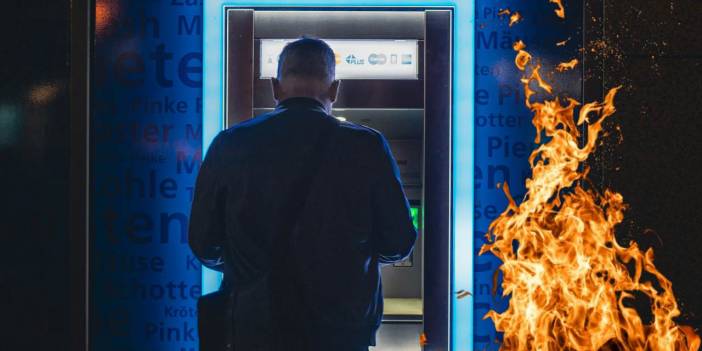 Almanya'da soyguncular bankanın ATM'sini patlattılar... Bina çökme tehlikesiyle karşı karşıya