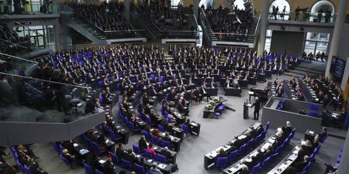 Almanya'da bir grup Meclis'in kapısına dayandı