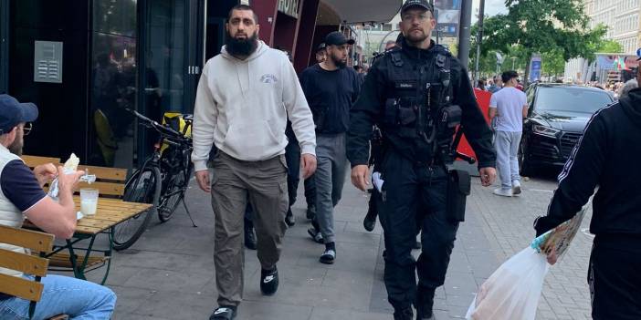 Hamburg'da "Hilafet istemiyoruz" diyenlere tepki gösterince, polis devreye girdi...