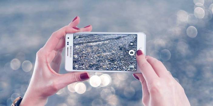Cep telefonuyla izinsiz çekim yaptı, yüzüne yumruk yedi