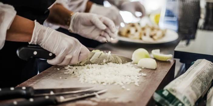 Almanya'da bir restoran tabelasında tepki çeken sözler: "Çingene şnitzeli", "zenci öpücüğü"