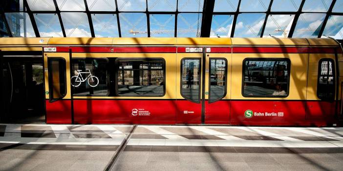 Berlin metrosunda skandal olay: Can çekişen adama yardım etmedi, telefonunu çalıp gitti!