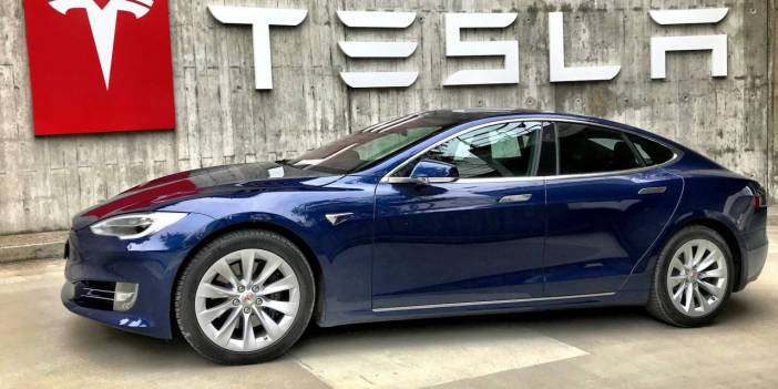 Almanya’da Tesla kazası: 3 kişi yanarak can verdi