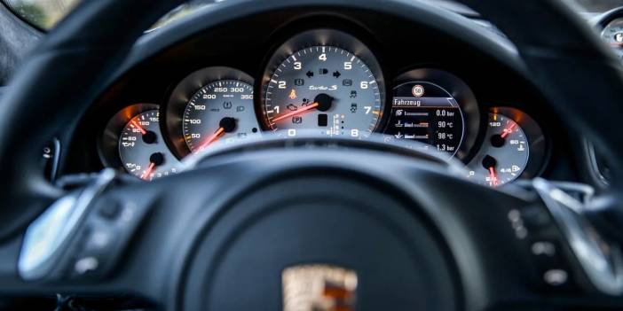 Bakanlıktan atılan Lindner şimdi de lüks aracı Porsche'yi satılığa çıkardı