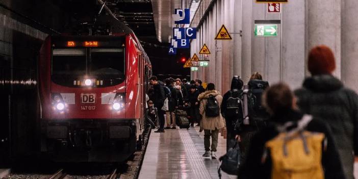 Almanya'da Türklerle Afganlar tren istasyonunda birbirine girdi