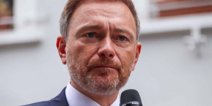 Almanya'da seçim etkinliği karıştı: Eski Maliye Bakanı Lindner'in suratına sabunlu kağıt tabak fırlatıldı