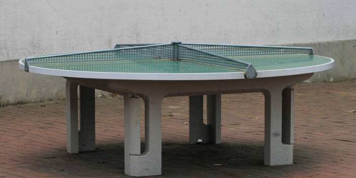 Saksonya’da parkta masa tenisi masasındaki çöpü atmak istedi, patlayıcı çıktı