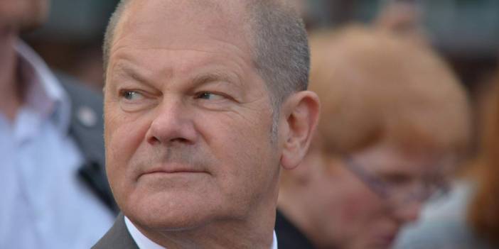 Scholz'a sarılmanın bedeli 4500 Euro oldu!