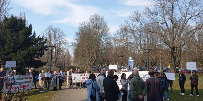 Aleviler Alman kanalının önünde Suriye'deki katliamı protesto etti