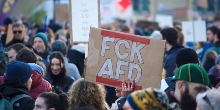 Almanya'da yeni anket: AfD 2 haftada eridi