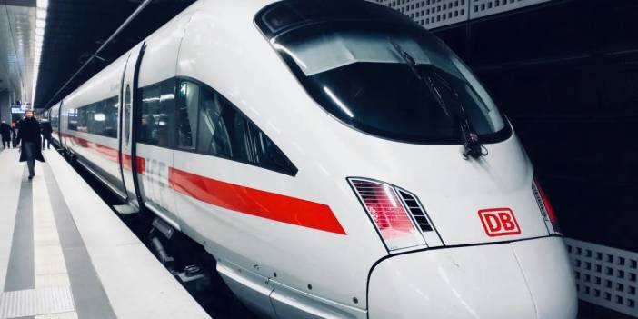Yaralılar var... 500 yolcusu olan ICE treninde baltalı saldırı!
