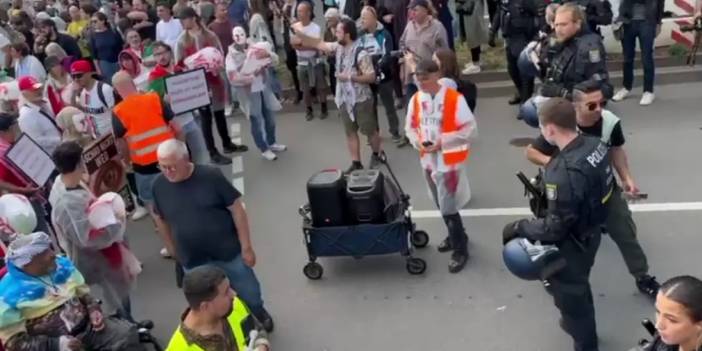 Frankfurt Filistin yasağını dinlemedi, on bin kişi yürüdü