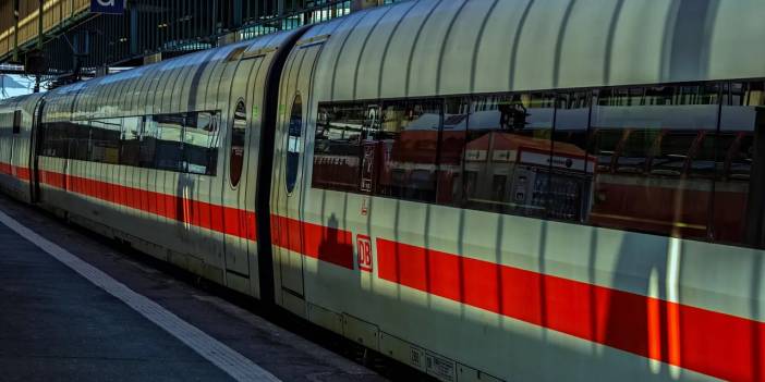 Yüzlerce yolcu mahsur kaldı... Deutsche Bahn’dan özür ve bilet iade açıklaması