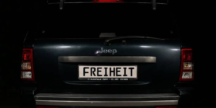 Ehliyetsiz ve esrarlı sürücü sahte "Freiheit" plakası ile yakalandı