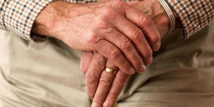 Almanya’da emeklilere elden ödeme kalkıyor... Hesabı olmayan maaş alamayacak