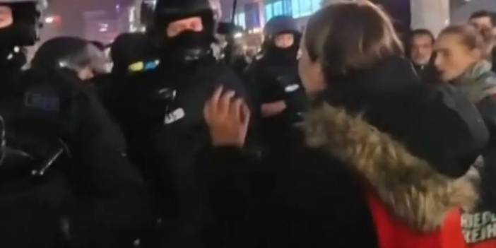 Almanya'da polis, milletvekiline yumruk attı!