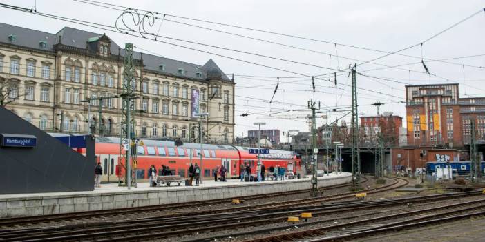 Hamburg'da ulaşım kaosu: Kablo arızası felç etti