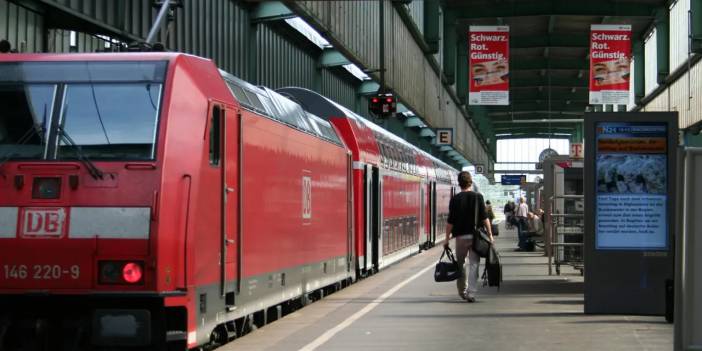 Hamburg'da on binlerce kişi biletsiz yakalandı, turnike sistemi gündemde