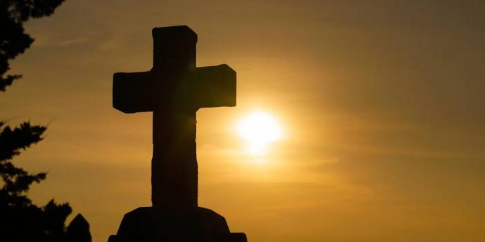 Bavyera’da bir kadın motorlu testereyle kilise haçını kesmeye çalıştı