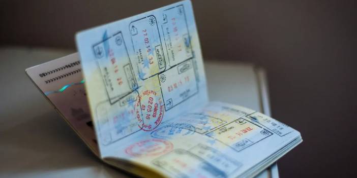Köln Havalimanı’nda sahte pasaportla yakalanan kadın, iltica etti