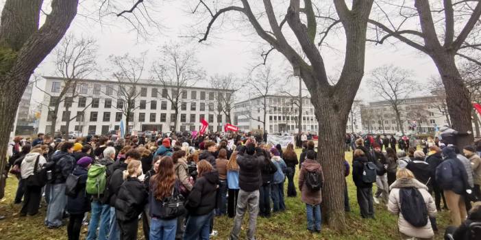 Almanya'da "zorunlu askerlik" gençleri sokaklara döktü