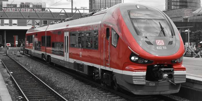 Almanya'da 13 yaşındaki çocuk, hareket halindeki treni arkasına tutunarak seyahat etti