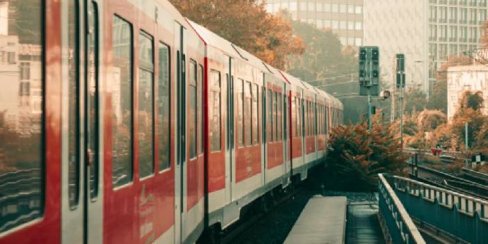 Almanya’da trenler yine gecikti: Deutsche Bahn’ın dakikliği dibe vurdu!