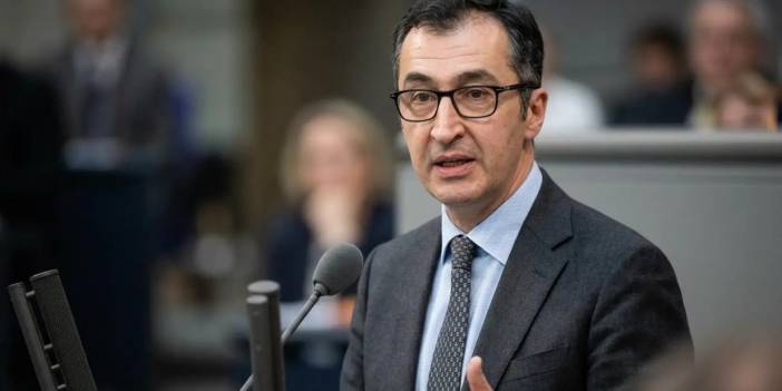 Cem Özdemir AfD için parti kapatma sürecinin incelenmesini istedi