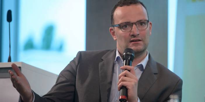 Taşıyıcı anneyle baba olan Alman siyasetçi Spahn tartışmaların odağında