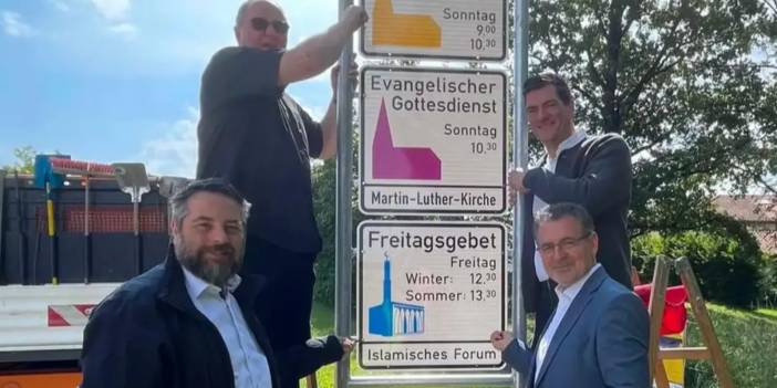 Almanya'da ilk: Şehir tabelasında cuma namazı bilgisi