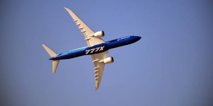 Münih Havalimanı'nda korkutan anlar Boeing pistin sonunu aşarak havalandı