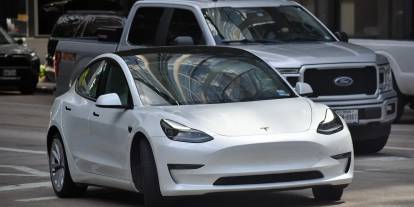 Berlin'de 4 Tesla aracı ateşe verildi