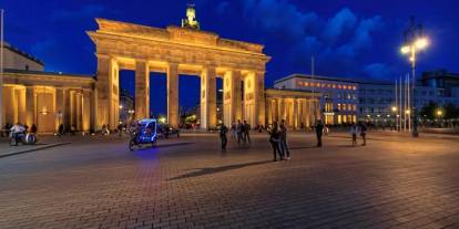 Berlin'de 50 kişi coplarla birbirine girdi!