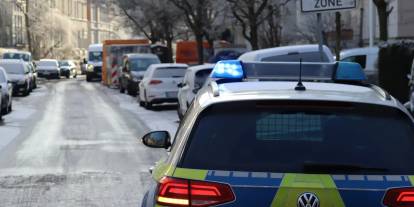 Baden-Württemberg'de araçta telefonuyla oynayan kadın polis kaza yaptı, bir kişiyi öldürdü