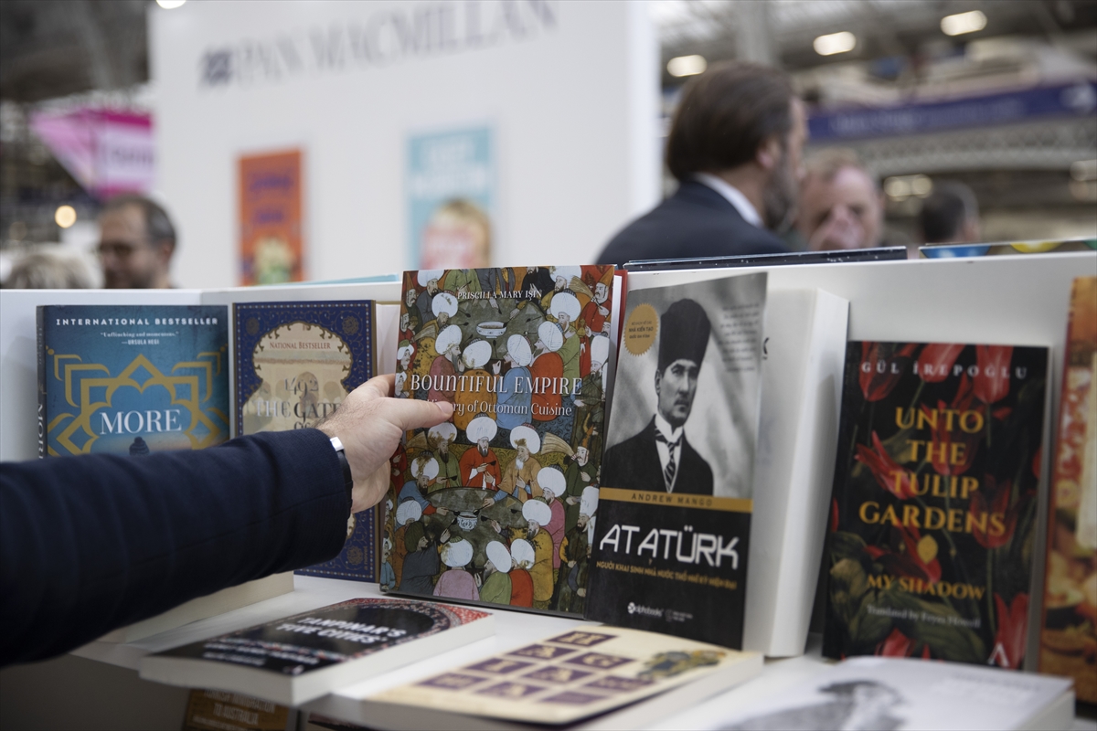aa-20220405-27477550-27477537-londra-kitap-fuarinda-turkiye-standi-buyuk-ilgi-gordu.jpg