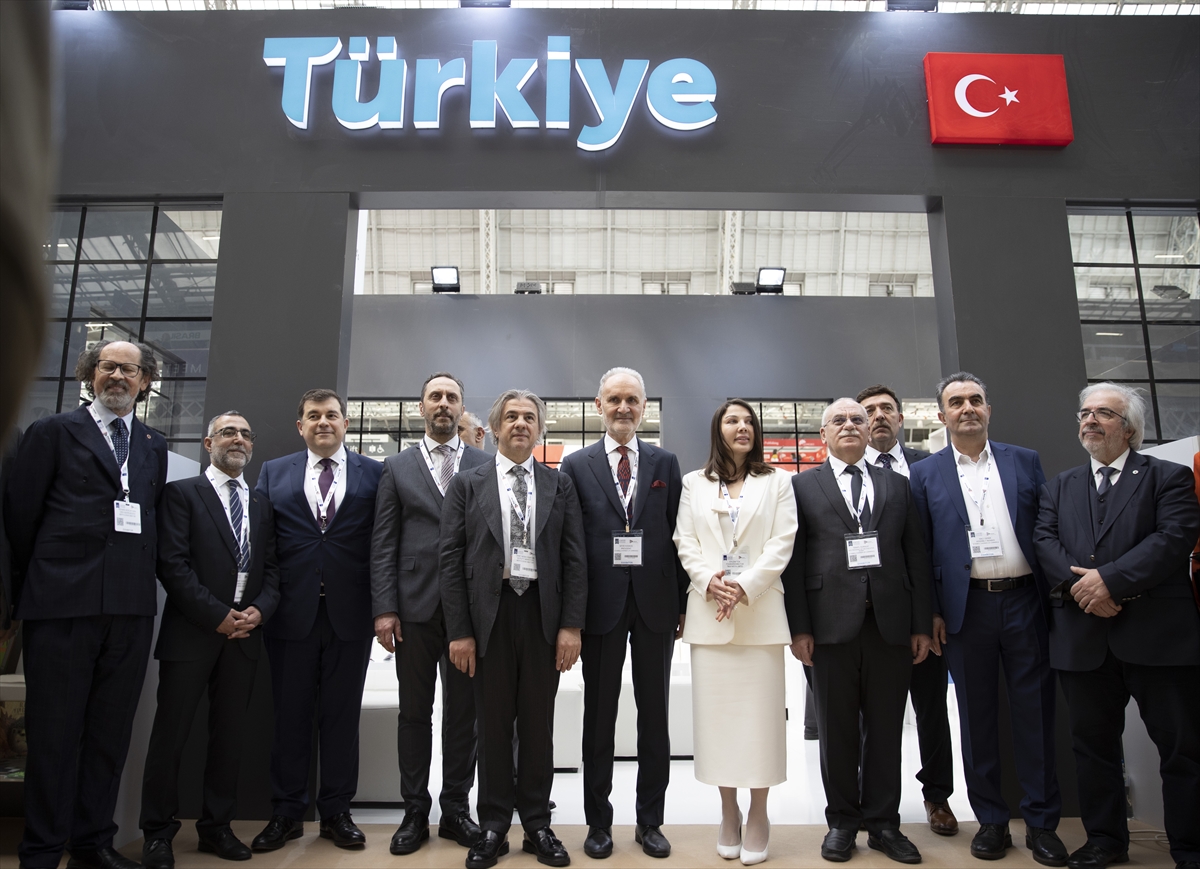 aa-20220405-27477550-27477548-londra-kitap-fuarinda-turkiye-standi-buyuk-ilgi-gordu.jpg
