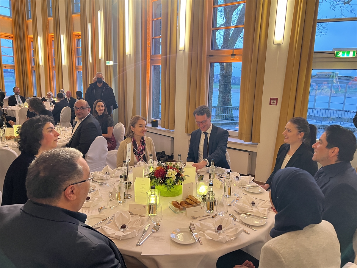 aa-20220405-27478507-27478506-almanyada-krv-eyaleti-basbakani-wust-iftar-verdi.jpg