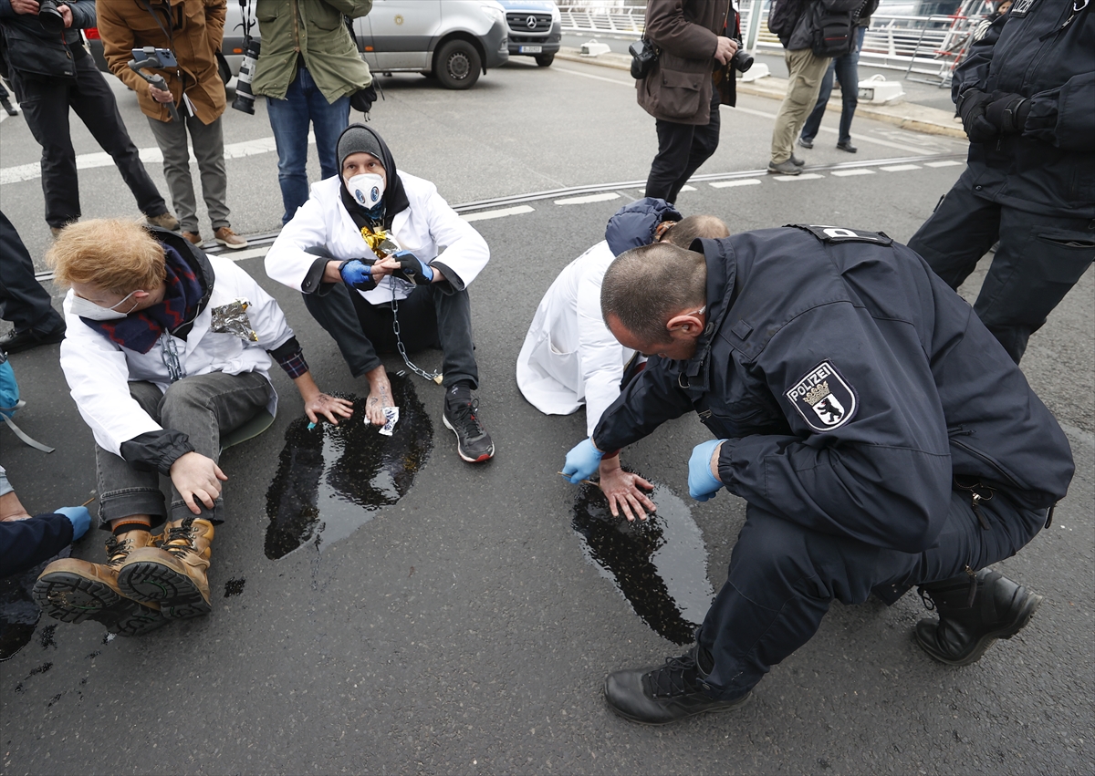 aa-20220406-27487026-27487016-berlinde-cevreciler-alman-hukumetinin-iklim-politikasini-protesto-etti.jpg
