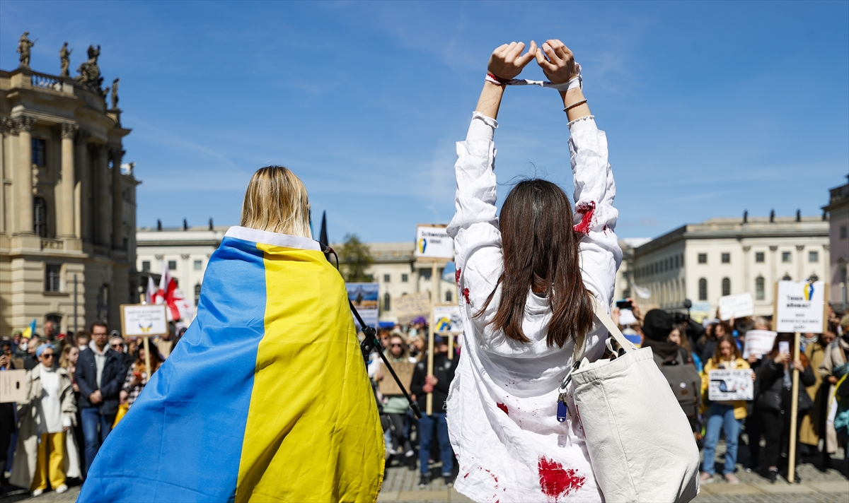 aa-20220416-27583094-27583077-almanyada-yuzlerce-kisi-ukraynada-savasi-protesto-etti.jpg
