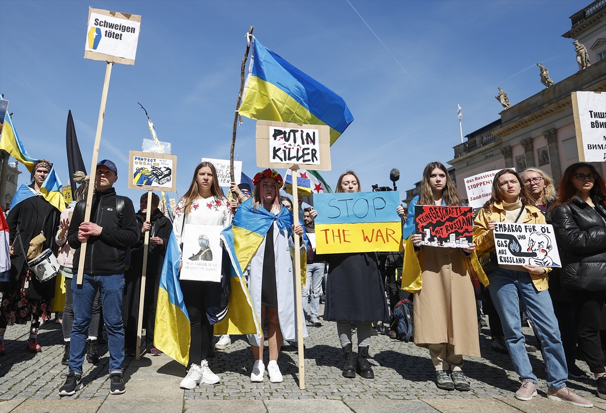 aa-20220416-27583094-27583080-almanyada-yuzlerce-kisi-ukraynada-savasi-protesto-etti.jpg