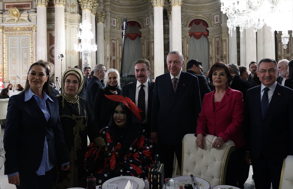 aa-20220416-27585487-27585486-cumhurbaskani-erdogan-sanatcilarla-iftarda-bir-araya-geldi.jpg