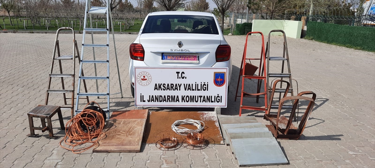 aa-20220425-27673272-27673269-evleniyoruz-mutluyuz-yazilariyla-arac-plakasini-kapatan-hirsizlik-suphelisi-tutuklandi.jpg